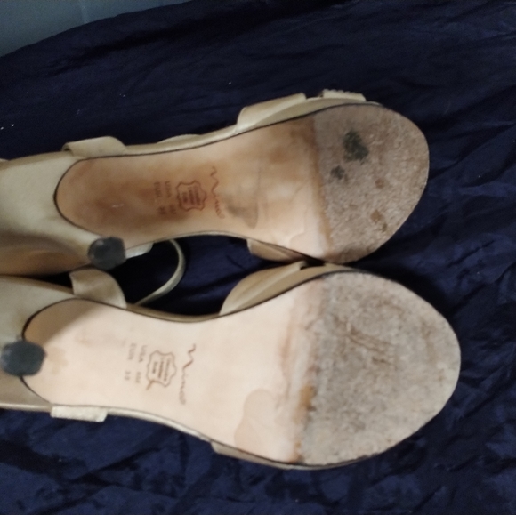 Size 8 Gold heels by Mina - Picture 2 of 6